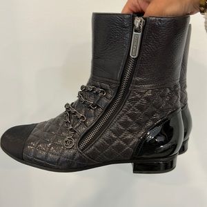 Chanel flat blk chain boot